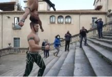 ਕਮਾਲ ਦਾ ਸੰਤੁਲਨ : ਇਕ ਸ਼ਖਸ ਦੇ ਸਿਰ ‘ਤੇ ਖੜ੍ਹਾ ਹੋਇਆ ਦੂਜਾ, ਫਿਰ ਬਣਾਇਆ ਵਰਲਡ ਰਿਕਾਰਡ