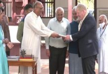 ਭਾਰਤ ਦੌਰੇ ‘ਤੇ ਬ੍ਰਿਟਿਸ਼ ਪੀ ਐਮ ਜਾਨਸਨ: ਮੀਰਾਬੇਨ ਦੀ ਆਤਮਕਥਾ ‘ਦਿ ਸਪਿਰਿਟਜ਼ ਪਿਲਗ੍ਰੀਮੇਜ’ ਅਤੇ ‘ਗਾਈਡ ਟੂ ਲੰਡਨ’ ਦਿੱਤੀ ਗਈ ਭੇਂਟ