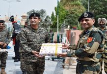 ਫਿਰੋਜ਼ਪੁਰ ਦੇ ਹੁਸੈਨੀਵਾਲਾ ਬਾਰਡਰ ‘ਤੇ ਈਦ ਮੌਕੇ ਬੀਐਸਐਫ ਅਤੇ ਪਾਕਿਸਤਾਨੀ ਰੇਂਜਰਾਂ ਨੇ ਇੱਕ ਦੂਜੇ ਨੂੰ ਵੰਡੀ ਮਠਿਆਈ