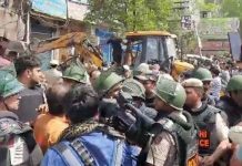 ਸ਼ਾਹੀਨ ਬਾਗ ‘ਚ ਜ਼ੋਰਦਾਰ ਹੰਗਾਮਾ: ਨਿਗਮ ਦੀ ਕਾਰਵਾਈ ਦਾ ਵਿਰੋਧ, ਬੁਲਡੋਜ਼ਰ ‘ਤੇ ਚੜ੍ਹੀਆਂ ਔਰਤਾਂ