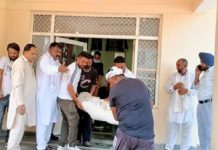 ਗੋਬਿੰਦ ਸਾਗਰ ਝੀਲ ਹਾਦਸਾ: ਪੋਸਟਮਾਰਟਮ ਤੋਂ ਬਾਅਦ ਵਾਰਸਾਂ ਨੂੰ ਸੌਂਪੀਆਂ ਗਈਆਂ ਲਾਸ਼ਾ, ਲਾਡਲਿਆਂ ਨੂੰ ਵੇਖ ਭੁੱਬਾਂ ਮਾਰ ਰੋਏ ਪਰਿਵਾਰਿਕ ਮੈਂਬਰ