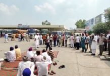 ਪੀ.ਆਰ.ਟੀ.ਸੀ ਡਰਾਈਵਰ ਦੀ ਮੌਤ ‘ਤੇ ਪਰਿਵਾਰਿਕ ਮੈਂਬਰਾਂ ਵੱਲੋਂ ਰੋਸ ਪ੍ਰਦਰਸ਼ਨ, ਲਾਸ਼ ਨੂੰ ਸੰਗਰੂਰ ਬੱਸ ਸਟੈਂਡ ‘ਤੇ ਰੱਖ ਕੇ ਬੱਸ ਸਟੈਂਡ ਕਰਵਾਇਆ ਬੰਦ