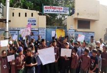 ਮੋਗਾ: ਬੱਚਿਆਂ ਨੇ ਗਰਮੀ ‘ਚ ਸਾਢੇ ਤਿੰਨ ਘੰਟੇ ਸਕੂਲ ਅੱਗੇ ਦਿੱਤਾ ਧਰਨਾ, ਪੜੋ ਪੂਰਾ ਮਾਮਲਾ