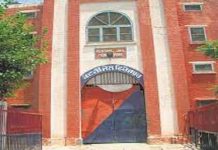 ਗੈਂਗਸਟਰ ਮੰਨਾ ਤੋਂ ਜੇਲ੍ਹ ‘ਚ ਫੋਨ ਫੜਿਆ ਤਾਂ ਕੰਧ ‘ਚ ਮਾਰਨ ਲੱਗ ਪਿਆ ਟੱਕਰਾਂ! ਅਫ਼ਸਰਾਂ ਨੂੰ ਦਿੱਤੀ ਜਾਨੋਂ-ਮਾਰਨ ਦੀ ਧਮਕੀ