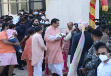 ਆਪਣੇ ਜੁੜਵਾਂ ਬੱਚਿਆਂ ਨਾਲ ਮੁੰਬਈ ਪਹੁੰਚੀ ਈਸ਼ਾ ਅੰਬਾਨੀ, ਮੁਕੇਸ਼ ਅੰਬਾਨੀ ਸਮੇਤ ਪੂਰੇ ਪਰਿਵਾਰ ਨੇ ਕੀਤਾ ਸ਼ਾਨਦਾਰ ਸਵਾਗਤ