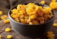 ਦੁੱਧ ਵਿੱਚ ਸੌਗੀ ਉਬਾਲ ਕੇ ਖਾਣ ਨਾਲ ਮਿਲ ਸਕਦੇ ਹਨ ਇਹ 5 ਸਿਹਤ ਲਾਭ, ਜਾਣੋ ਤਰੀਕਾ