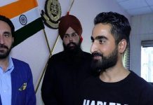 ਪਲਟੇ ਟੱਰਕ ‘ਚੋ ਸੇਬਾਂ ਦੀਆਂ ਪੇਟੀਆਂ ਲੁੱਟਣ ਦਾ ਮਾਮਲਾ: ਪੰਜਾਬੀਆਂ ਨੇ ਕਸ਼ਮੀਰ ਤੋਂ ਸੇਬਾਂ ਦੇ ਮਾਲਕ ਨੂੰ ਦਿੱਤਾ 9,12,000 ਰੁਪਏ ਦਾ ਚੈੱਕ
