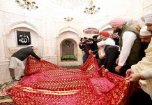 ਰਾਹੁਲ ਗਾਂਧੀ ਨੇ ਰਊਜ਼ਾ ਸ਼ਰੀਫ਼ ਸਰਹਿੰਦ ਵਿਖੇ ਚਾਦਰ ਚੜ੍ਹਾਉਣ ਦੀ ਰਸਮ ਕੀਤੀ ਅਦਾ,ਪ੍ਰਦੇਸ਼ ਕਾਂਗਰਸ ਪ੍ਰਧਾਨ ਰਾਜਾ ਵੜਿੰਗ ਵੀ ਮੌਜੂਦ