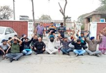 ਵਿਅਕਤੀ ਨੂੰ ਝੂਠੇ ਕੇਸ ‘ਚ ਫਸਾਉਣ ‘ਤੇ ਪਿੰਡ ਵਾਸੀਆਂ ਨੇ ਥਾਣੇ ਮੁਹਰੇ ਲਾਇਆ ਧਰਨਾ