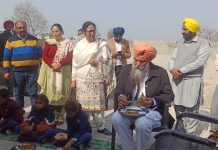 ਵਿਧਾਨ ਸਭਾ ਸਪੀਕਰ ਸੰਧਵਾਂ ਵੱਲੋਂ ਪ੍ਰਾਇਮਰੀ ਸਕੂਲ ‘ਚ ਮਿਡ ਡੇਅ ਮੀਲ ਦੀ ਚੈਕਿੰਗ, ਬੱਚਿਆਂ ਨਾਲ ਬਹਿ ਕੇ ਖਾਧਾ ਖਾਣਾ