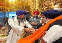 ਸੁਖਬੀਰ ਸਿੰਘ ਬਾਦਲ ਨੇ ਸ੍ਰੀ ਹਰਿਮੰਦਰ ਸਾਹਿਬ ਵਿਖੇ ਪਰਿਵਾਰ ਸਮੇਤ ਟੇਕਿਆ ਮੱਥਾ