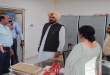 ਅਧਿਕਾਰੀ ਤੇ ਕਰਮਚਾਰੀ ਸਵੇਰੇ 9 ਵਜੇ ਤੋਂ ਸ਼ਾਮ 5 ਵਜੇ ਤੱਕ ਦਫ਼ਤਰ ‘ਚ ਹਾਜ਼ਰ ਰਹਿਣ ਨੂੰ ਯਕੀਨੀ ਬਣਾਉਣ : ਕੁਲਦੀਪ ਸਿੰਘ ਧਾਲੀਵਾਲ