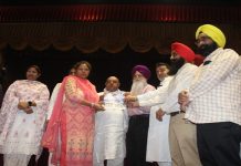 ਕੈਬਨਿਟ ਮੰਤਰੀ ਇੰਦਰਬੀਰ ਸਿੰਘ ਨਿੱਜਰ ਵਲੋਂ ਅਟਲ ਅਪਾਰਟਮੈਂਟ ਸਕੀਮ ਤਹਿਤ ਬਣਾਏ ਜਾਣ ਵਾਲੇ ਫਲੈਟਾਂ ਦੇ ਸਫਲ ਬੋਲੀਕਾਰਾਂ ਨੂੰ ਸੌਂਪੇ ਅਲਾਟਮੈਂਟ ਪੱਤਰ