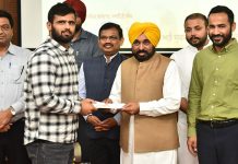 ਨੈਸ਼ਨਲ ਗੇਮਜ਼-2022 ‘ਚ ਮਾਨਸਾ ਜ਼ਿਲ੍ਹੇ ਦੇ 5 ਤਮਗਾ ਜੇਤੂ ਖਿਡਾਰੀਆਂ ਨੂੰ CM ਮਾਨ ਨੇ ਨਗਦ ਰਾਸ਼ੀ ਦੇ ਕੇ ਕੀਤਾ ਸਨਮਾਨਿਤ