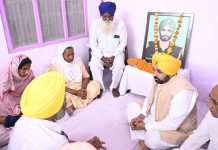 ਜੰਮੂ ‘ਚ ਅੱਤਵਾਦੀ ਹਮਲੇ ‘ਚ ਸ਼ਹੀਦ ਹੋਏ ਜਵਾਨ ਦੇ ਘਰ ਪੁੱਜੇ ਮਾਨ, ਪਰਿਵਾਰ ਨੂੰ 1 ਕਰੋੜ ਦਾ ਚੈੱਕ ਸੌਂਪਿਆ