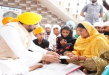 ਮੁੱਖ ਮੰਤਰੀ ਨੇ ਜੰਮੂ-ਕਸ਼ਮੀਰ ਵਿਖੇ ਸ਼ਹੀਦ ਹੋਏ ਚਾਰ ਸੈਨਿਕਾਂ ਦੇ ਪਰਿਵਾਰਾਂ ਨੂੰ ਵਿੱਤੀ ਸਹਾਇਤਾ ਵਜੋਂ ਇੱਕ-ਇੱਕ ਕਰੋੜ ਰੁਪਏ ਦੇ ਸੌਂਪੇ ਚੈੱਕ