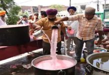 ਸਿੱਖਾਂ ਨੇ ਮਨਾਇਆ ਗੁਰੂ ਅਰਜਨ ਦੇਵ ਜੀ ਦਾ ਸ਼ਹੀਦੀ ਦਿਹਾੜਾ, ਹਰ ਪਾਸੇ ਲਗਾਇਆ ਛਬੀਲ ਦੇ ਲੰਗਰ