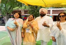 ਕਾਂਗਰਸੀ ਉਮੀਦਵਾਰ ਕਰਮਜੀਤ ਕੌਰ ਚੌਧਰੀ ਨੇ ਪਰਿਵਾਰ ਨਾਲ ਪਾਈ ਵੋਟ