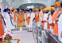 ਅੰਮ੍ਰਿਤਸਰ :ਘੱਲੂਘਾਰੇ ਦੇ ਸ਼ਹੀਦਾਂ ਦੇ ਪਰਿਵਾਰਕ ਮੈਂਬਰਾਂ ਨੂੰ ਸਿਰੋਪਾਓ ਨਾਲ ਕੀਤਾ ਸਨਮਾਨਿਤ