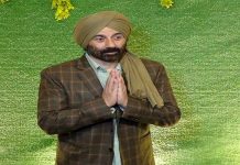 ਬੇਟੇ ਕਰਨ ਦਿਓਲ ਦੇ ਸੰਗੀਤ ਸਮਾਰੋਹ ‘ਚ ‘ਤਾਰਾ ਸਿੰਘ’ ਬਣ ਕੇ ਪਹੁੰਚੇ ਸਨੀ ਦਿਓਲ, ਲੁੱਕ ਦੇਖ ਲੋਕਾਂ ਨੇ ਕੀਤਾ ਟ੍ਰੋਲ