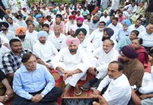 ਕਾਂਗਰਸ ਪਾਰਟੀ ਦੇ ਆਗੂਆਂ ਨੇ ਭਾਜਪਾ ਦੀਆਂ ਕੋਝੀਆਂ ਚਾਲਾਂ ਖਿਲਾਫ ਸਾਰੇ ਜ਼ਿਲ੍ਹਾ ਹੈੱਡਕੁਆਟਰਾਂ ‘ਤੇ ਦਿੱਤਾ ਧਰਨਾ