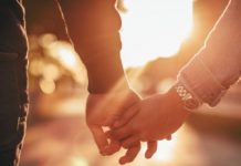 10 ਮਿੰਟ ਤੱਕ ਕਿੱਸ ਕਰਨ ਤੋਂ ਬਾਅਦ ਪ੍ਰੇਮੀ ਦੇ ਕੰਨ ਦਾ ਫਟਿਆ ਪਰਦਾ, ਵਜ੍ਹਾ ਜਾਣ ਕੇ ਰਹਿ ਜਾਓਗੇ ਹੈਰਾਨ