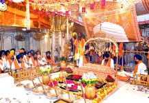 ਸੱਚਖੰਡ ਸ੍ਰੀ ਹਰਿਮੰਦਰ ਸਾਹਿਬ ਵਿਖੇ ਸ੍ਰੀ ਗੁਰੂ ਗ੍ਰੰਥ ਸਾਹਿਬ ਜੀ ਦਾ ਪਹਿਲਾ ਪ੍ਰਕਾਸ਼ ਦਿਹਾੜਾ ਮਨਾਇਆ, ਸਜਾਏ ਗਏ ਜਲੌ