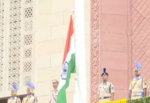 ਉਪ ਰਾਸ਼ਟਰਪਤੀ ਨੇ ਸੰਸਦ ਦੀ ਨਵੀਂ ਇਮਾਰਤ ‘ਤੇ ਲਹਿਰਾਇਆ ਰਾਸ਼ਟਰੀ ਝੰਡਾ