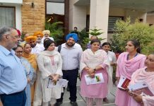 ਹਰ ਸ਼ੁੱਕਰਵਾਰ, ਡੇਂਗੂ ‘ਤੇ ਵਾਰ ਮੁਹਿੰਮ ਜਾਰੀ ਰੱਖਦਿਆਂ ਸਿਹਤ ਮੰਤਰੀ ਨੇ ਮੁਹਾਲੀ ਵਿੱਚ ਘਰ-ਘਰ ਜਾ ਕੇ ਕੀਤੀ ਚੈਕਿੰਗ