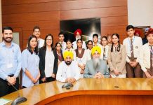 ਮੁੱਖ ਮੰਤਰੀ ਅਤੇ ਸਪੀਕਰ ਨੇ ਪੰਜਾਬ ਵਿਧਾਨ ਸਭਾ ਸੈਸ਼ਨ ਦੀ ਕਾਰਵਾਈ ਵੇਖਣ ਆਏ ਆਕਸਬ੍ਰਿਜ ਵਰਲਡ ਸਕੂਲ ਕੋਟਕਪੂਰਾ ਦੇ ਵਿਦਿਆਰਥੀਆਂ ਨਾਲ ਕੀਤੀ ਮੁਲਾਕਾਤ