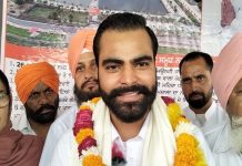 ਬਰਨਾਲਾ: ਪਿੰਡ ਦੇ ਵਿਕਾਸ ਕਾਰਜਾਂ ਤੋਂ ਖੁਸ਼ ਹੋ ਕੇ ਲੋਕਾਂ ਨੇ ਪਿੰਡ ਦੇ ਸਰਪੰਚ ਨੂੰ ਕੀਤਾ ਸਨਮਾਨਿਤ