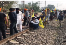 ਜਲੰਧਰ ‘ਚ ਦਿੱਲੀ-ਜੰਮੂ ਨੈਸ਼ਨਲ ਹਾਈਵੇ ਤੋਂ ਬਾਅਦ ਕਿਸਾਨਾਂ ਨੇ ਅਣਮਿੱਥੇ ਸਮੇਂ ਲਈ ਰੇਲ ਮਾਰਗ ਕੀਤਾ ਜਾਮ