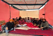 ਯੂਨੀਵਰਸਿਟੀ ਦੇ ਮੁੱਖ ਗੇਟ ‘ਤੇ ਲੱਗੇ ਧਰਨੇ ‘ਚ ਵਾਇਸ ਚਾਂਸਲਰ ਨੇ ਧਰਨਾਕਾਰੀਆਂ ਨਾਲ ਕੀਤੀ ਗੱਲਬਾਤ