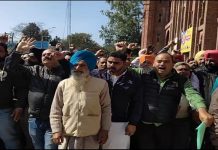 ਅੰਮ੍ਰਿਤਸਰ ’ਚ ਡੀਸੀ ਦਫ਼ਤਰ ਅੱਗੇ 1800 ਡਿਪੂ ਹੋਲਡਰ ਹੜਤਾਲ ’ਤੇ ਬੈਠੇ, ਬਾਇਓਮੀਟ੍ਰਿਕ ਮਸ਼ੀਨਾਂ ਦੀ ਮੰਗ