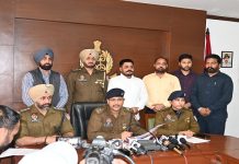 ਮੋਹਾਲੀ ਪੁਲਿਸ ਵੱਲੋ ਗੈਂਗ.ਸਟਰ ਲੱਕੀ ਪਟਿਆਲਾ ਤੇ ਮਨਦੀਪ ਧਾਲੀਵਾਲ ਅਸਲਾ ਤੇ ਵਾਹਨਾਂ ਸਮੇਤ ਗ੍ਰਿਫ.ਤਾਰ