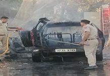 ਚੰਡੀਗੜ੍ਹ ‘ਚ ਚੱਲਦੀ ਕਾਰ ਨੂੰ ਅਚਾਨਕ ਲੱਗੀ ਅੱਗ, ਵਾਲ-ਵਾਲ ਬਚੇ ਕਾਰ ਸਵਾਰ