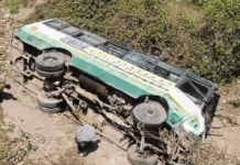 ਤੇਜ਼ ਰਫ਼ਤਾਰ ਟਰੱਕ ਦੀ ਟੱਕਰ ਕਾਰਨ HRTC ਬੱਸ ਡਿੱਗੀ ਡੂੰਘੀ ਖਾਈ ‘ਚ, 12 ਸਵਾਰੀਆਂ ਜ਼ਖਮੀ