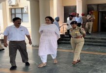 ਫਾਜ਼ਿਲਕਾ ‘ਚ ਕਮਿਸ਼ਨਰ ਦਫਤਰ ‘ਚ ਮੁਲਾਜ਼ਮਾਂ ਦੀ ਭੀੜ, ਸਿਹਤ ਦਾ ਹਵਾਲਾ ਦਿੰਦੇ ਹੋਏ ਚੋਣ ਡਿਊਟੀ ਤੋਂ ਛੁੱਟੀ ਦੀ ਮੰਗ