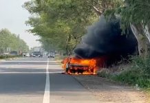 ਹੁਸ਼ਿਆਰਪੁਰ ‘ਚ ਚੱਲਦੀ ਕਾਰ ਨੂੰ ਲੱਗੀ ਅੱਗ, ਨਕਦੀ, ਲੈਪਟਾਪ ਤੇ ਹੋਰ ਸਾਮਾਨ ਸੜ ਕੇ ਹੋਇਆ ਸੁਆਹ