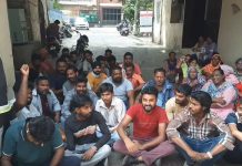 ਨਗਰ ਨਿਗਮ ਬਟਾਲਾ ਦੇ ਦਰਵਾਜ਼ੇ ਸਾਹਮਣੇ ਲਾਇਆ ਸਫਾਈ ਸੇਵਕਾਂ ਨੇ ਧਰਨਾ, ਕਿਹਾ 4 ਮਹੀਨੇ ਤੋਂ ਨਹੀਂ ਮਿਲੀ ਤਨਖਾਹ