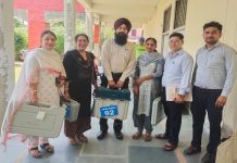 ਈ.ਵੀ.ਐਮ ਮਸ਼ੀਨਾ ਅਤੇ ਚੋਣ ਸਮੱਗਰੀ ਲੈ ਕੇ ਪੋਲਿੰਗ ਸਟਾਫ਼ ਪੋਲਿੰਗ ਬੂਥਾਂ ਲਈ ਹੋਇਆ ਰਵਾਨਾ