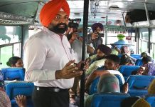 ਮੋਗਾ: ਡਿਪਟੀ ਕਮਿਸ਼ਨਰ ਕੁਲਵੰਤ ਸਿੰਘ ਆਈ.ਏ.ਐਸ ਨੇ ਖੁਦ ਬੱਸਾਂ ਵਿੱਚ ਸਵਾਰ ਹੋ, ਸਵਾਰੀਆਂ ਨੂੰ ਵੋਟ ਪਾਉਣ ਪ੍ਰਤੀ ਕੀਤਾ ਪ੍ਰੇਰਿਤ
