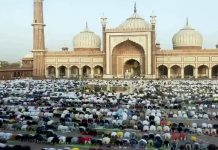 ਜਾਮਾ ਮਸਜਿਦ ‘ਚ ਅਦਾ ਕੀਤੀ ਈਦ ਦੀ ਨਮਾਜ਼, ਲੋਕਾਂ ਨੇ ਇਕ ਦੂਜੇ ਨੂੰ ਦਿੱਤੀ ਵਧਾਈ