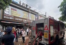 ਚੰਡੀਗੜ੍ਹ ਦੇ ਰਾਮ ਦਰਬਾਰ ‘ਚ ਇੱਕ ਕਰੌਕਰੀ ਸਟੋਰ ‘ਚ ਲੱਗੀ ਅੱਗ; ਮੌਕੇ ‘ਤੇ ਮੌਜੂਦ ਪੁਲਿਸ ਅਤੇ ਫਾਇਰ ਬ੍ਰਿਗੇਡ ਦੀਆਂ ਟੀਮਾਂ