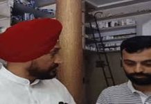ਇੰਪੀਰੀਅਲ ਮੈਡੀਕਲ ਹਾਲ ‘ਚ ਲੁੱਟ ਦਾ ਮਾਮਲਾ: ਦੁਕਾਨਦਾਰ ਨੂੰ ਮਿਲਣ ਪਹੁੰਚੇ ਐਮਪੀ ਚੰਨੀ, ਕਿਹਾ- ਅਸੀਂ ਦੁਕਾਨਦਾਰ ਭਰਾਵਾਂ ਦੇ ਨਾਲ ਖੜੇ ਹਾਂ