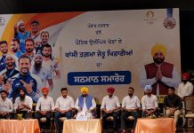 ਪੈਰਿਸ ਓਲੰਪਿਕ ‘ਚ ਭਾਗ ਲੈਣ ਵਾਲੇ 19 ਖਿਡਾਰੀਆਂ ਦਾ CM ਮਾਨ ਵੱਲੋਂ ਸਨਮਾਨ, 8 ਖਿਡਾਰੀਆਂ ਨੂੰ 1-1 ਕਰੋੜ, 11 ਖਿਡਾਰੀਆਂ ਨੂੰ 15-15 ਲੱਖ ਰੁਪਏ ਦਾ ਇਨਾਮ ਦਿੱਤਾ