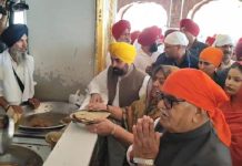 ਪੰਜਾਬ ਦੇ ਰਾਜਪਾਲ ਗੁਲਾਬ ਚੰਦ ਅਤੇ CM ਮਾਨ ਸ੍ਰੀ ਦਰਬਾਰ ਸਾਹਿਬ ਵਿਖੇ ਹੋਏ ਨਤਮਸਤਕ