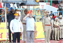 ਕੈਬਨਿਟ ਮੰਤਰੀ ਲਾਲ ਚੰਦ ਕਟਾਰੂਚੱਕ ਨੇ ਗੁਰਦਾਸਪੁਰ ਵਿਖੇ ਕੌਮੀ ਝੰਡਾ ਲਹਿਰਾਇਆ