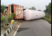 ਪਠਾਨਕੋਟ ‘ਚ LPG ਗੈਸ ਨਾਲ ਭਰਿਆ ਟੈਂਕਰ ਪਲਟਿਆ, ਡਰਾਈਵਰ ਜ਼ਖਮੀ