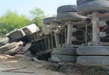 ਅਬੋਹਰ: ਸੜਕ ‘ਤੇ ਪਲਟਿਆ ਵੱਡਾ ਟਰਾਲਾ; ਡਰਾਈਵਰ ਨੇ ਛਾਲ ਮਾਰ ਕੇ ਬਚਾਈ ਜਾਨ